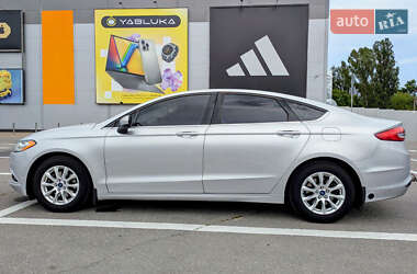 Седан Ford Fusion 2016 в 