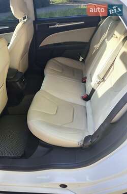 Седан Ford Fusion 2015 в 