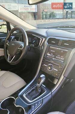 Седан Ford Fusion 2015 в 