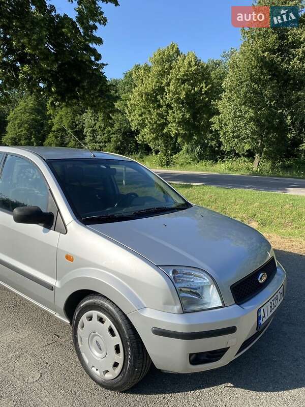 Хэтчбек Ford Fusion 2003 в 
