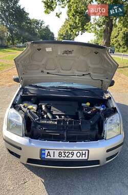 Хэтчбек Ford Fusion 2003 в 