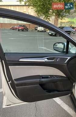 Седан Ford Fusion 2015 в 