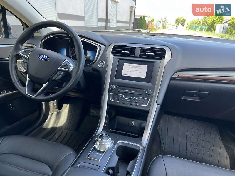 Седан Ford Fusion 2017 в Вишневом