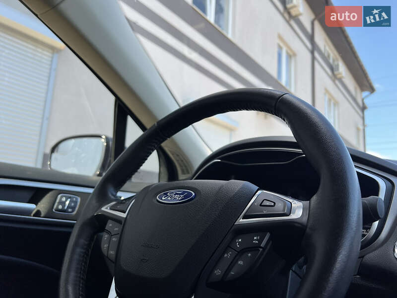Седан Ford Fusion 2017 в Вишневом