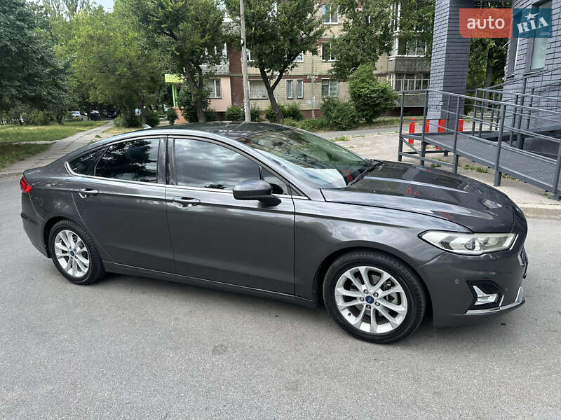 Седан Ford Fusion 2019 в 