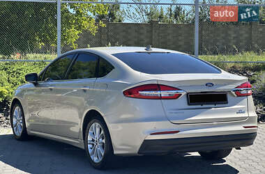 Седан Ford Fusion 2019 в 