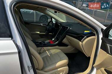 Седан Ford Fusion 2016 в 