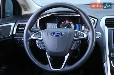 Седан Ford Fusion 2016 в 