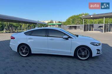Седан Ford Fusion 2019 в 