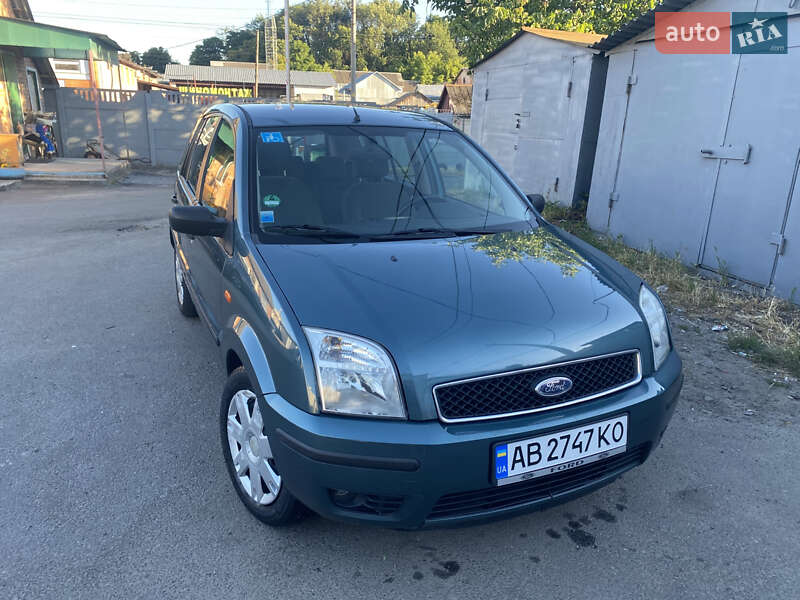 Хэтчбек Ford Fusion 2004 в 