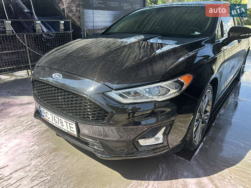 Седан Ford Fusion 2019 в Львові