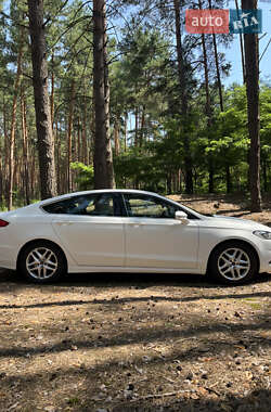Седан Ford Fusion 2015 в 