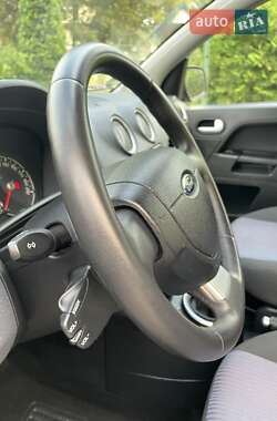 Хэтчбек Ford Fusion 2011 в 