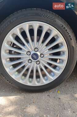 Седан Ford Fusion 2013 в 