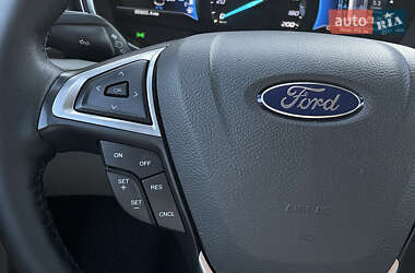Седан Ford Fusion 2017 в 