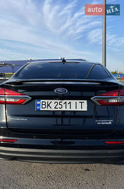 Седан Ford Fusion 2018 в 