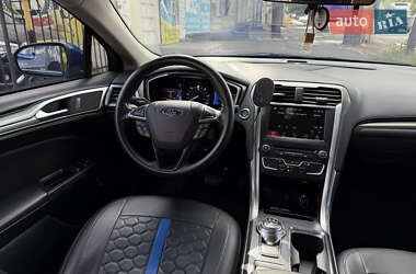 Седан Ford Fusion 2016 в 