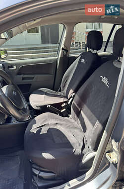 Хэтчбек Ford Fusion 2003 в 