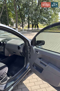 Хэтчбек Ford Fusion 2003 в 