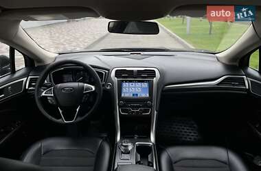 Седан Ford Fusion 2017 в 