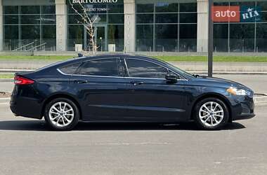 Седан Ford Fusion 2019 в 
