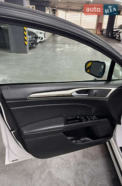 Седан Ford Fusion 2013 в 
