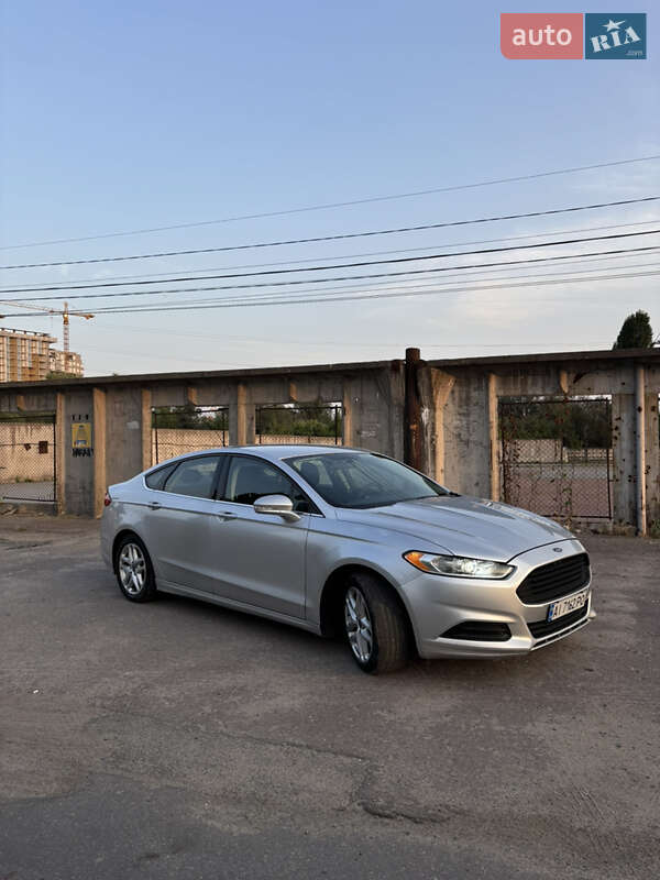 Седан Ford Fusion 2014 в Бучі
