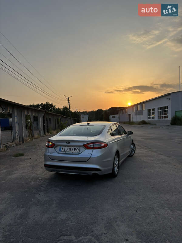 Седан Ford Fusion 2014 в Бучі