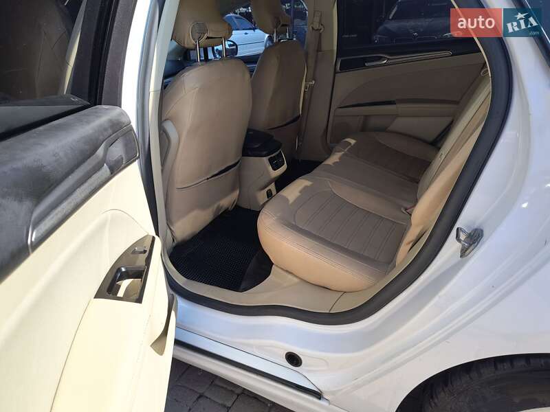 Седан Ford Fusion 2015 в Коростене