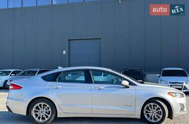 Седан Ford Fusion 2019 в 
