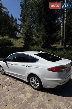 Седан Ford Fusion 2019 в 