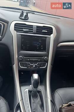 Седан Ford Fusion 2015 в 