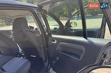 Хэтчбек Ford Fusion 2011 в 