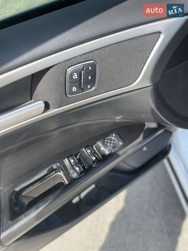 Седан Ford Fusion 2013 в Кривом Роге