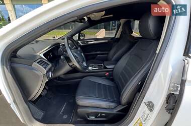 Седан Ford Fusion 2018 в 