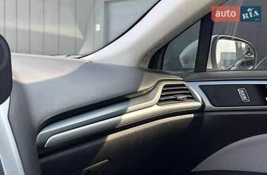 Седан Ford Fusion 2016 в 