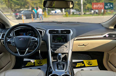 Седан Ford Fusion 2016 в 