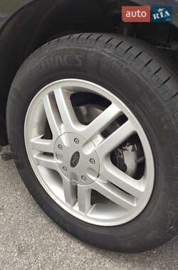 Хэтчбек Ford Fusion 2011 в 