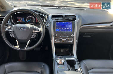 Седан Ford Fusion 2019 в 
