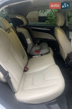 Седан Ford Fusion 2016 в 