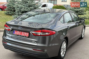 Седан Ford Fusion 2019 в 