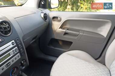 Хэтчбек Ford Fusion 2004 в 