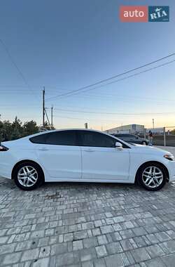 Седан Ford Fusion 2015 в 