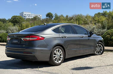 Седан Ford Fusion 2019 в 