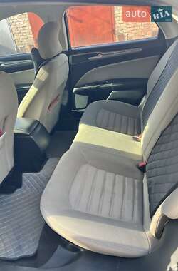 Седан Ford Fusion 2016 в 
