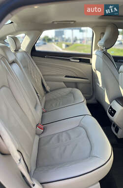 Седан Ford Fusion 2016 в 