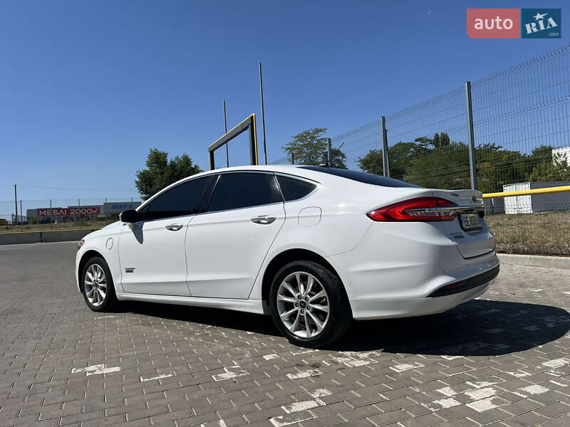 Седан Ford Fusion 2016 в Первомайську