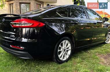 Седан Ford Fusion 2019 в 