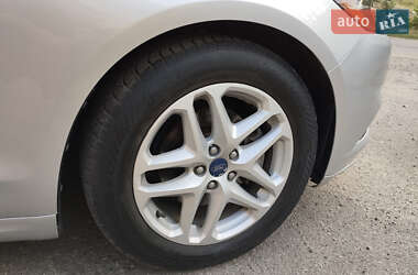 Седан Ford Fusion 2016 в 