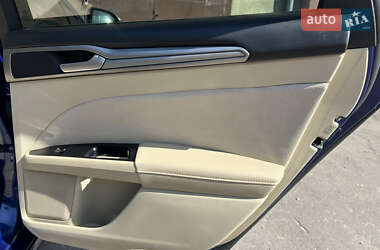 Седан Ford Fusion 2015 в 